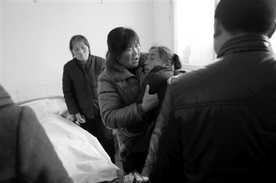 　　2月28日，薛集鎮(zhèn)秦集衛(wèi)生院一房間內(nèi)，親屬在勸哭泣的遇難者張晴的母親。