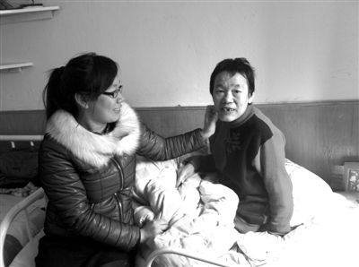 父親病逝母親精神崩潰 大學(xué)生背著媽媽讀書