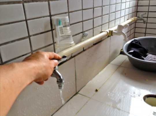 宿舍沒水學(xué)生接雨水洗澡？學(xué)校稱是學(xué)生惡作劇