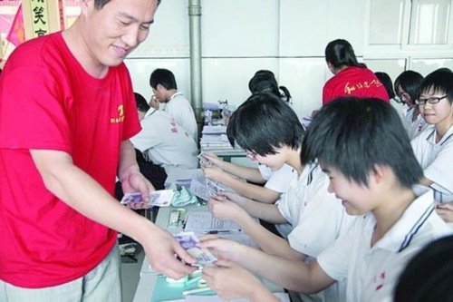 中學(xué)給每名高三生發(fā)連號(hào)5元幣 寄托美好寓意 中學(xué)給每名高三生發(fā)連號(hào)5元幣 寄托美好寓意