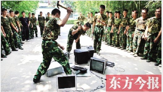 為了讓孩子表達(dá)戒除網(wǎng)癮的決心，學(xué)校組織孩子親手砸毀電腦