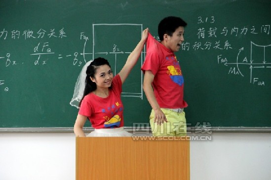 情侶回母校拍婚紗 學(xué)弟學(xué)妹:我們又相信愛情了 情侶回母校拍婚紗 學(xué)弟學(xué)妹:我們又相信愛情了