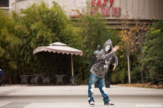 大學(xué)生在學(xué)校各個(gè)角落跳舞 大學(xué)生在學(xué)校各個(gè)角落跳舞