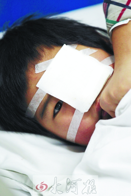 躺在病床上的小董，左眼痊愈的可能性不大