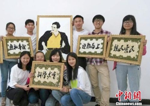 大學(xué)生們?yōu)榧o(jì)念焦裕祿，用黑豆、綠豆、大米等糧食在硬紙板上創(chuàng)作的糧食畫