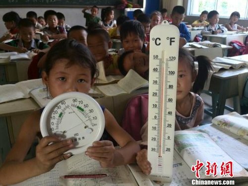 6月3日，下午四點(diǎn)，昆明市東川區(qū)因民鎮(zhèn)中心學(xué)校一年級(jí)教室溫度達(dá)到44℃