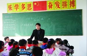 張從友先把妻子帶到學(xué)校，然后會(huì)準(zhǔn)時(shí)為學(xué)生們上課