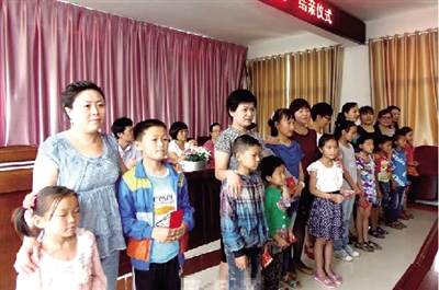 身后的“代理媽媽”，使留守兒童的身心有了依靠