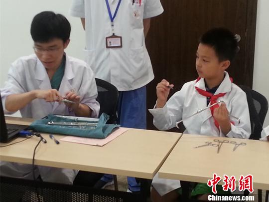 兒童暑期“職業(yè)體驗(yàn)” 醫(yī)生、警察職業(yè)受熱捧