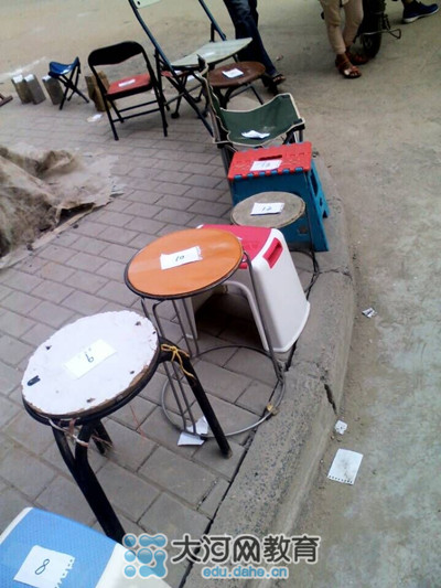 17號(hào)中午，鄭州市金水區(qū)實(shí)驗(yàn)小學(xué)就已經(jīng)開(kāi)始出現(xiàn)排隊(duì)等待報(bào)名的長(zhǎng)龍了！