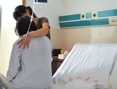 由于前天進(jìn)行了面部修復(fù)手術(shù)，俞燕身體不適，父母24小時(shí)陪在她的身邊