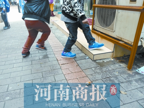 路邊，兩個小學生正在扔“臭屁炸彈