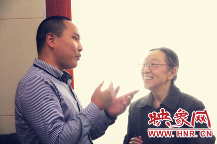 映象教育總監(jiān)班朝陽與周恩來侄女周秉宜、中央警衛(wèi)局原副局長、少將高振普親切交談