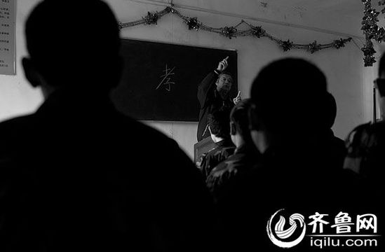 方光與其他癡迷網(wǎng)絡(luò)游戲的孩子一起，在重新認(rèn)識“孝”的含義