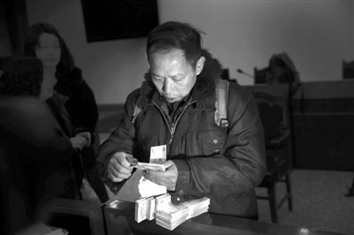 　昨日，從四川老家趕來的藍田忠，從房山法院執(zhí)行法官手里領到了自己的賠償款。他和15名工友在房山一煤礦