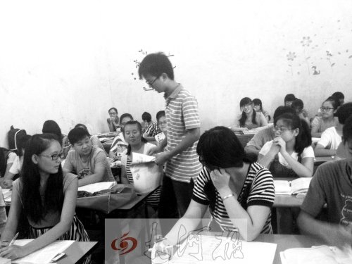 補習課上，馮昊怡不像老師，更像是學生們的同學。