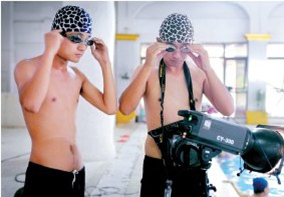 攝影師與助理帶上設(shè)備，準(zhǔn)備下水