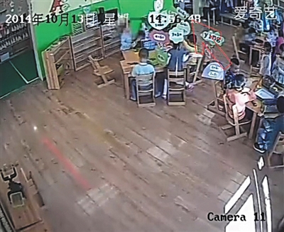 幼兒園監(jiān)控畫面顯示，小健曾被推搡、拉扯（紅箭頭處）