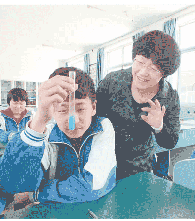 北京市密云區(qū)大城子中學，一位教師在指導學生做實驗