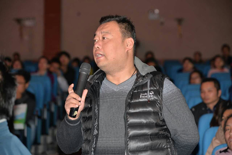 講座結(jié)束家長朋友踴躍提問，請(qǐng)專家答疑解惑