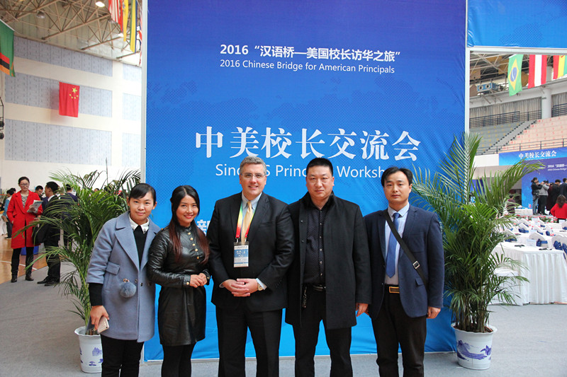 閆小家人與美國校長合影留念 閆小家人與美國校長合影留念