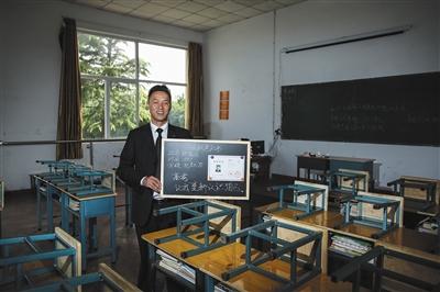 　張俊成，41歲，曾是北京大學(xué)的一名保安。1995年，通過成人高考，考上了北京大學(xué)法律系(?？?，被媒體稱為“北大保安高考第一人”，現(xiàn)為長治市一所中等職校的校長