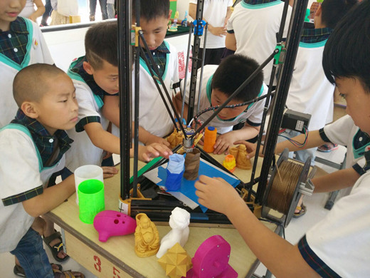 學(xué)生陶醉其中