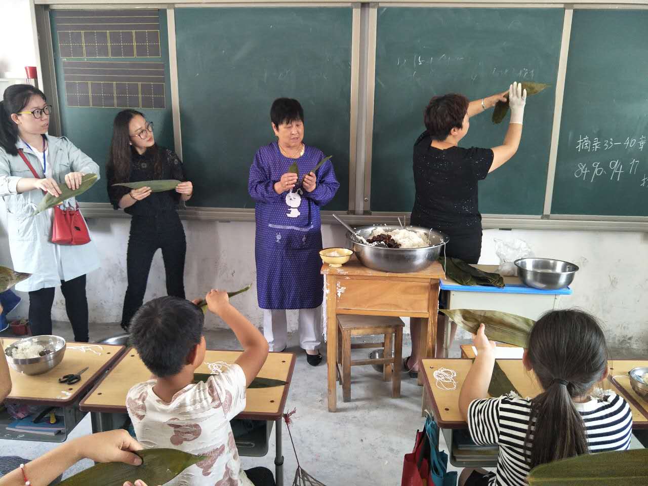 學(xué)生家長(zhǎng)手把手教包粽子