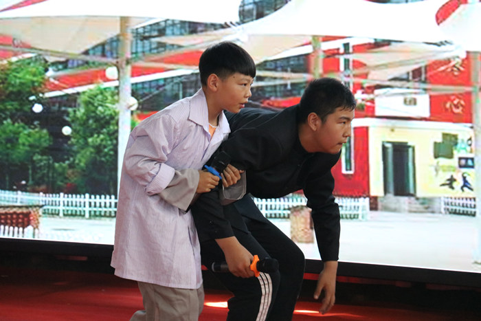  94中話劇團(tuán)帶來(lái)精彩演出