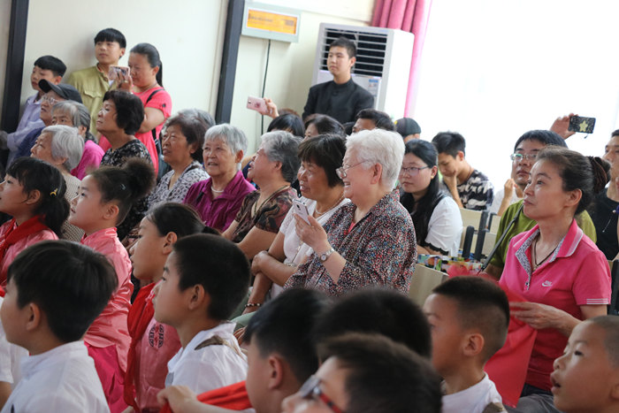 伏牛路小學(xué)工會(huì)邀請(qǐng)退休的爺爺奶奶和孩子們一起過(guò)“六一”