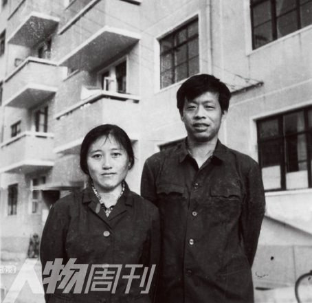 1980年，李銀河與王小波結(jié)婚時(shí)在宿舍樓下