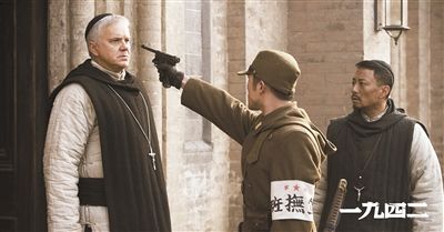 梅甘（左）、安西滿（右）與日本兵對(duì)峙的一幕。