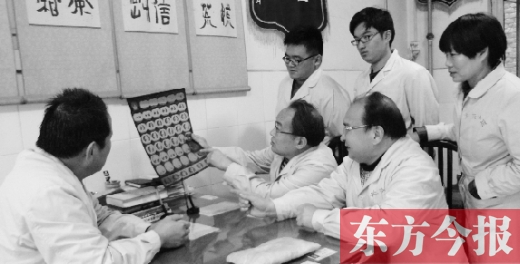 杜氏家人在醫(yī)學業(yè)務(wù)會議上探討學習