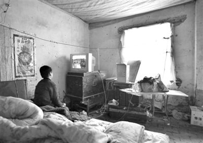 11月21日，武文英小兒子中午放學(xué)回家坐在床上看電視，母親進(jìn)看守所之后，小兒子變得沉默寡言。