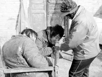 去年年初，武文英和雙胞胎腦癱兒子。圖片來源/《周口晚報(bào)》