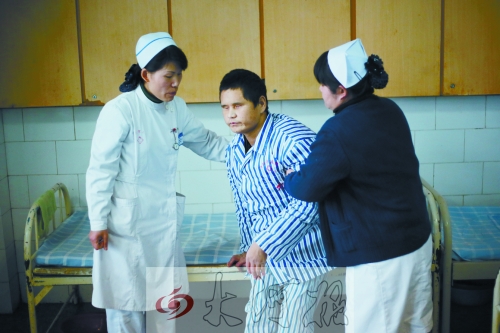 在醫(yī)護(hù)人員攙扶下還能下床活動