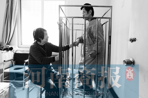 一天24小時，彭偉慶都只在鐵籠里活動 張郁/攝