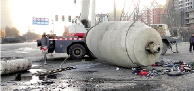 　　水泥罐車被撞得車、罐分離