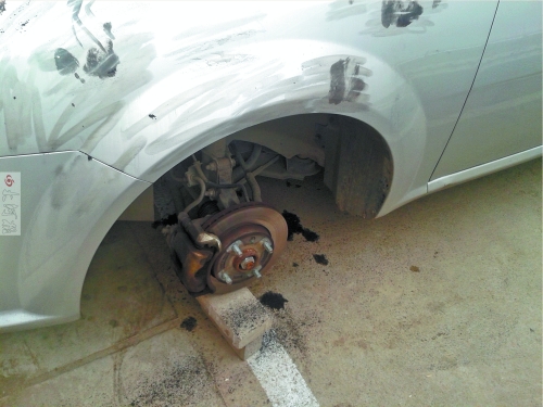 別克車(chē)四個(gè)輪子均被盜