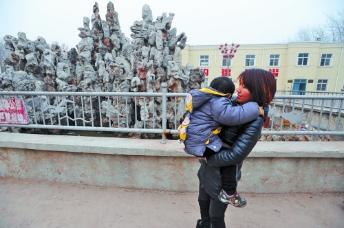 經(jīng)歷了之前的兇險(xiǎn)，窩在媽媽懷中的亮亮看到水池，仍感到有些害怕。