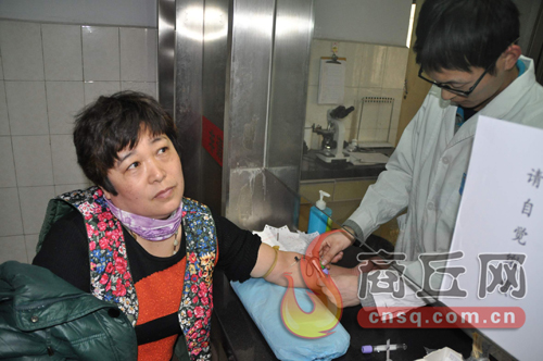 劉艷平的血樣和浙江省一位患者成功配型，1月15日下午3點(diǎn)，醫(yī)護(hù)人員正在為劉艷平再次抽取血樣
