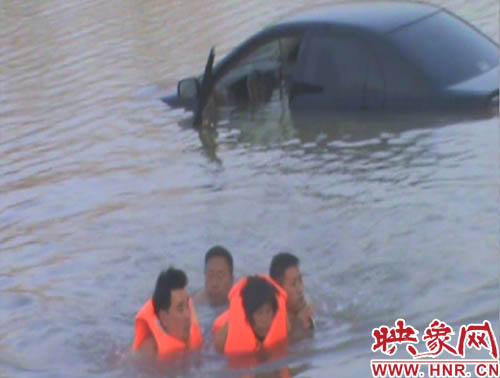 韓明、賈建峰，馮先忠三位市民奮力營(yíng)救落水者