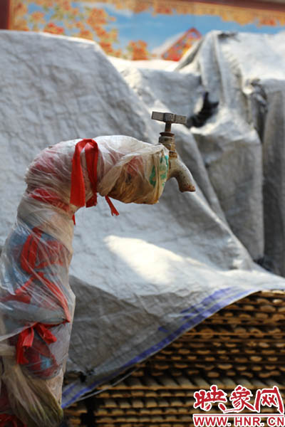 一名居民對記者說，“你擰擰水管看，俺不騙你，沒水吧？”