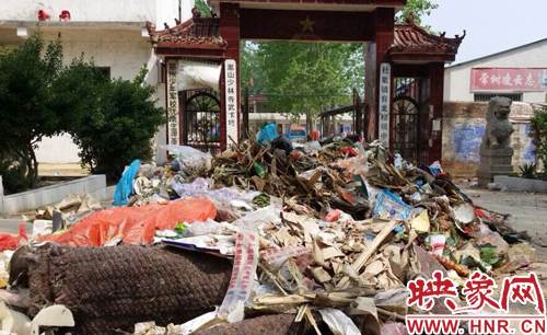 杜集鎮(zhèn)育龍初級中學門口突然多了一堆生活垃圾 杜集鎮(zhèn)育龍初級中學門口突然多了一堆生活垃圾