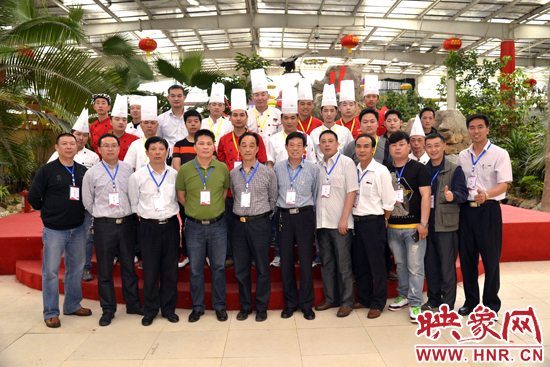 選手、工作人員和評委親密合影