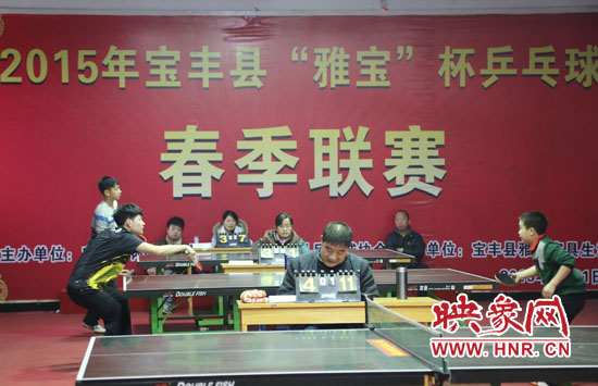 2月22日，河南省寶豐縣兩名乒乓球參賽選手在比賽中激烈角逐。