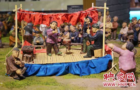 河南寶豐中華曲藝展覽館內(nèi)的說(shuō)唱和聽(tīng)書(shū)造型的泥塑人。（3月1日攝）