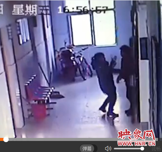 職工被院長(zhǎng)夫人扇耳光視頻截圖 職工被院長(zhǎng)夫人扇耳光視頻截圖