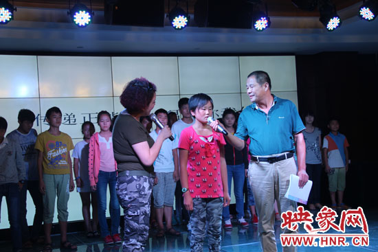 為26位貧困兒童募集94685.99元和價(jià)值近五萬元的書籍、衣物等物資