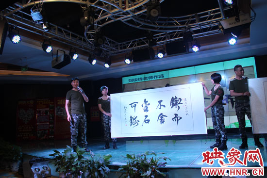 點(diǎn)亮希望慈善公益晚會(huì)義賣現(xiàn)場